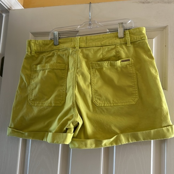 Mid rise pret a play shorts - Picture 2 of 2